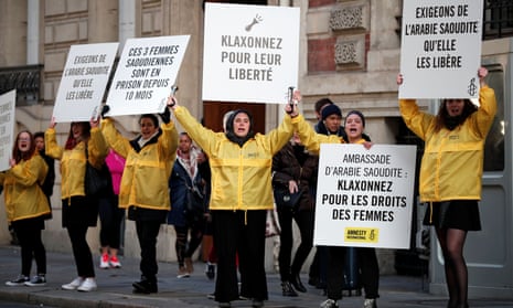 Demonstrators from Amnesty protest outside the Saudi Arabian embassy in Paris to release the jailed female activists.