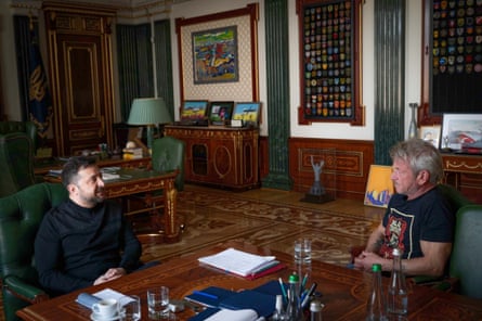 Volodymyr Zelenskyy meets Sean Penn in his office