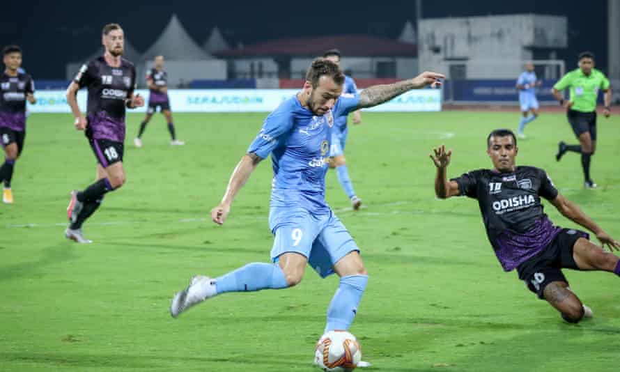 Adam Le Fondre playing for Mumbai City