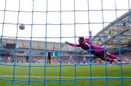 Yasin Ayari’s effort flies past Guglielmo Vicario to give Brighton a 2-0 lead