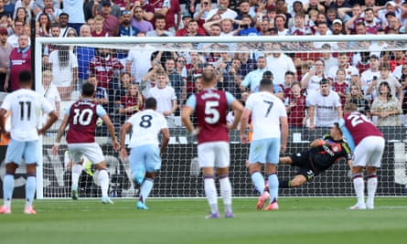 Lucas Paquetá watches his penalty beat the Aston Villa goalkeeper Emiliano Martínez