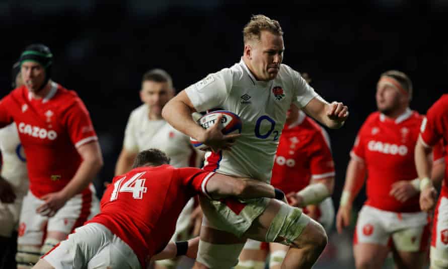 Alex Dombrandt runs through before going over the line to score England’s try