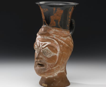 لیوان آبخوری آتنی به شکل سر یک ایرانی ریشدار.  یونان، حدود 410-400 قبل از میلاد.