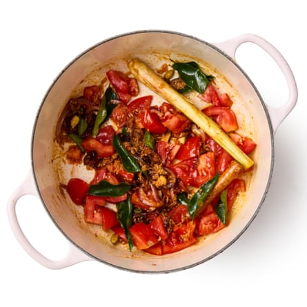 Felicity Cloake’s Sri Lankan chicken curry 03b. Adding tomatoes to the spicy mix.