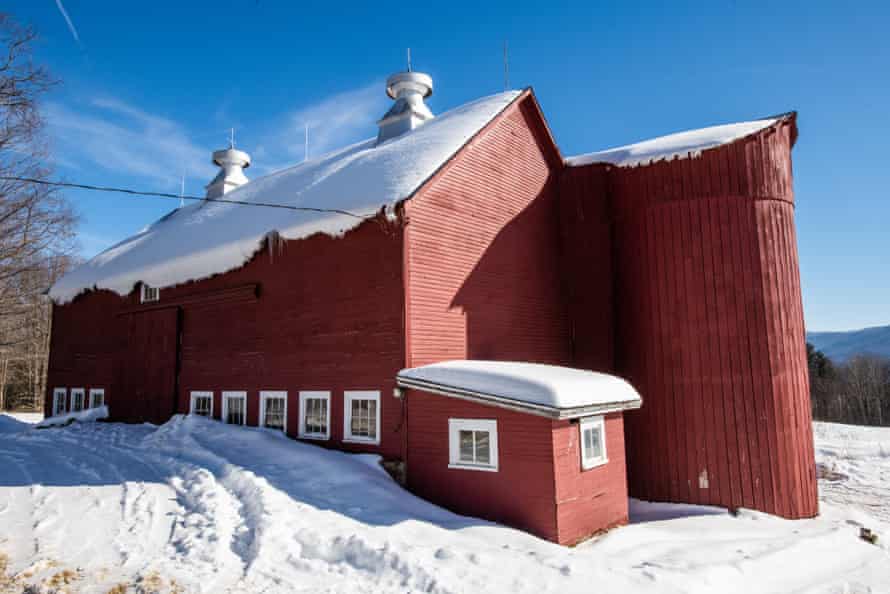 Raudonas karvių tvartas sniege Vermonto kaime