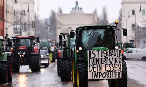 Münih'te bir traktöre asılan pankart şöyle diyor: 