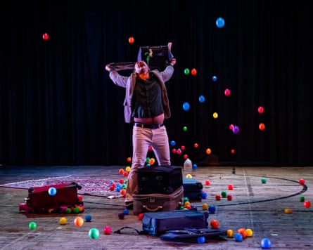 Sohrab Haghverdi with juggling balls on stage