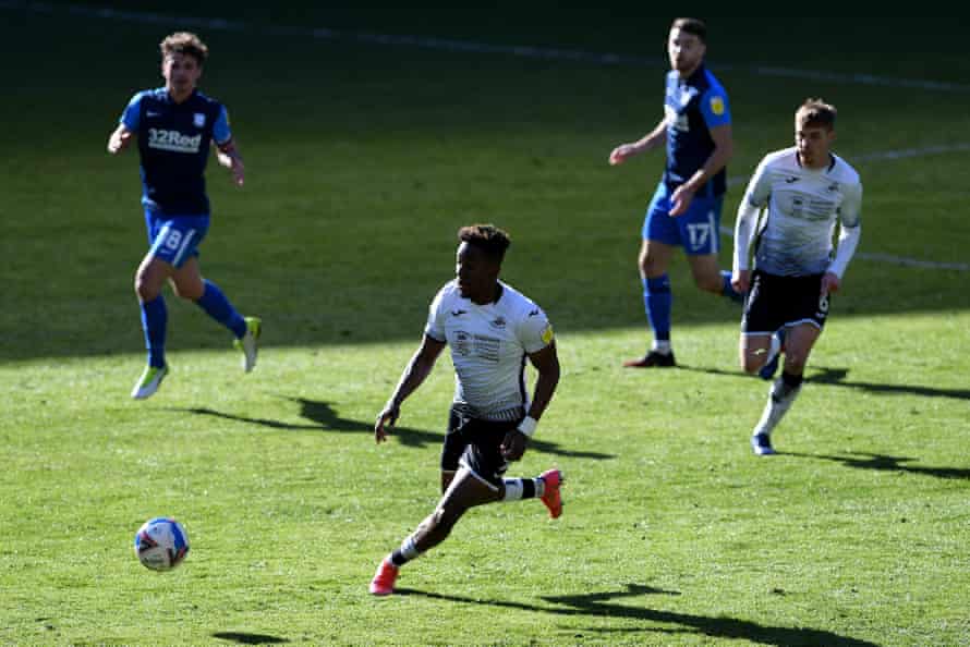Jamal Lowe, en action contre Preston ce mois-ci, fait partie des joueurs de Swansea qui ont été victimes d'abus racistes.