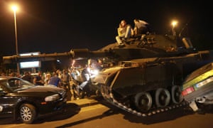 Los manifestantes intentan detener un tanque en Ankara moviendo un coche en frente de ella.