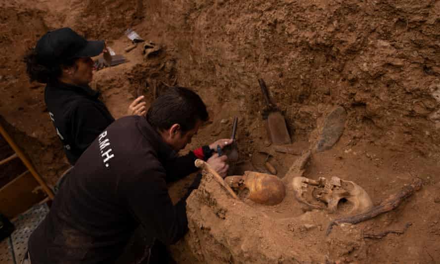 Two volunteers of the Association for the Recovery of Historical Memory uncover human remains in an unmarked grave at Guadalajara municipal cemetery last week.