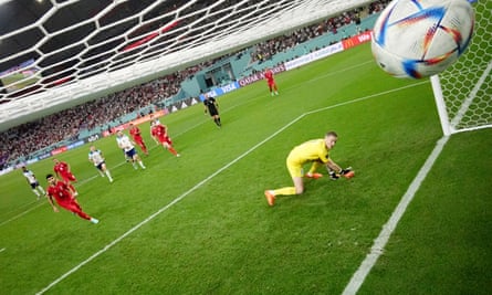Mehdi Taremi marque pour l'Iran contre l'Angleterre.