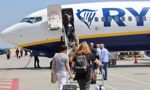 Hành khách lên chuyến bay Ryanair ở Athens