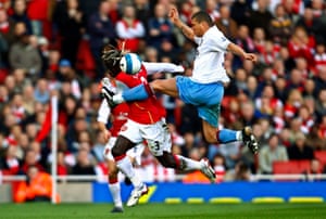 Wilfred Bouma de Aston Villa durante un partido de la Premier League contra el Arsenal en 2008.