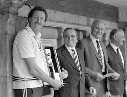 Jeremy Coney with The Cornhill Trophy at the Oval in 1986