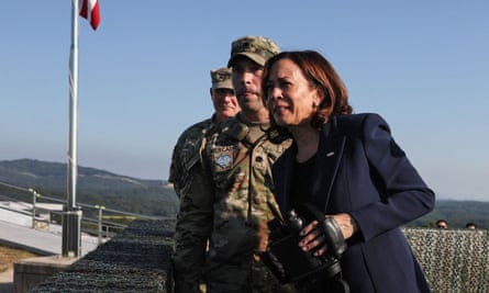 La vicepresidenta Kamala Harris recibe información en un sitio de operaciones militares durante su visita a la zona desmilitarizada que separa Corea del Norte y Corea del Sur en septiembre.