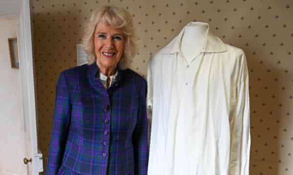 Camilla, duchesse de Cornouailles pose à côté de la chemise blanche portée par Colin Firth dans l'adaptation de Pride and Prejudice par la BBC en 1995