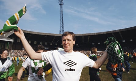 Le manager du Celtic Billy McNeill célèbre sa victoire au titre écossais en 1987-88