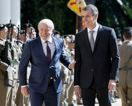 Pedro Sanchez and Luiz Inacio Lula da Silva (left) during a welcome ceremony before the Spain-Brazil summit in Barcelona, 17 April 2026.