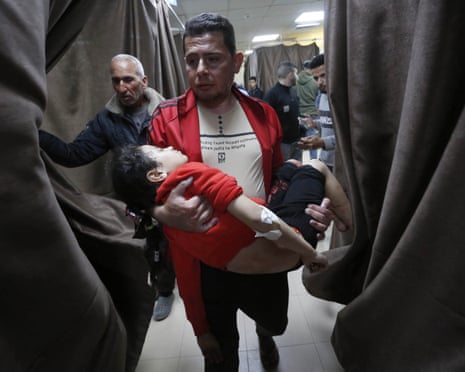 मध्य गाजा में मघाजी शरणार्थी शिविर क्षेत्र में इजरायली हमले के बाद घायल फिलिस्तीनियों को अक्सा शहीद अस्पताल में लाया गया