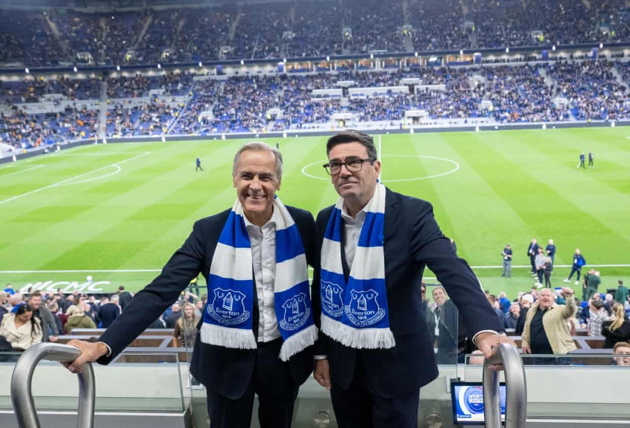 Mark Carney and Andy Burnham pose for a picture ahead of an Everton match on Wednesday evening.