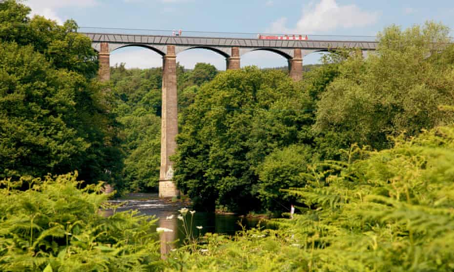 Pontcysyllte aqueduct carries the Llangollen canal over the River Dee.