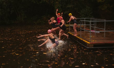 Hampstead Heath göletlerinde vahşi bir yüzme grubu.