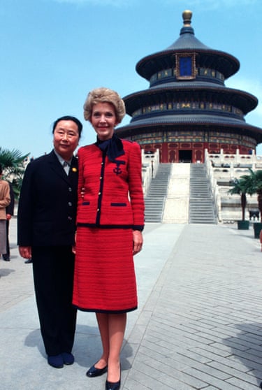 Nancy Reagan stands in front of the Temple of Heaven with a short person next to her
