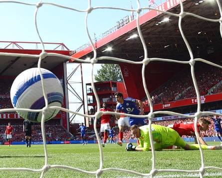 Facundo Buonanotte scores a fine equalising goal for Leicester.