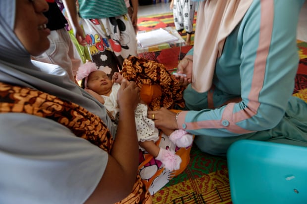 Un niño fue vacunado contra la poliomielitis y la difteria en Banda Aceh, Indonesia. 