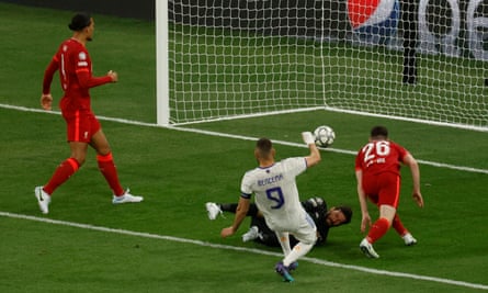 Karim Benzema pousse à la maison mais son effort a été refusé pour le Real Madrid contre Liverpool lors de la finale de la Ligue des champions 2022 à Paris.