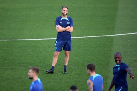 Gareth Southgate regarde pendant une séance d'entraînement au stade Al Wakrah.