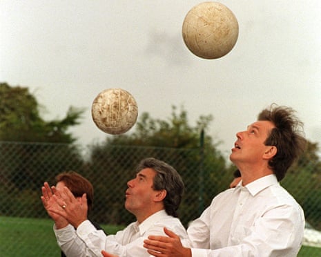 O líder trabalhista Tony Blair (à direita) participa de uma disputa de cabeçada com o técnico do Newcastle United, Kevin Keegan, em Brighton.