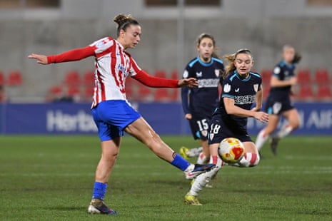 Silvia Lloris kicking the ball
