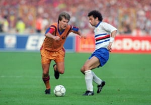 Vialli takes on Michael Laudrup as Sampdoria narrowly lose to Barcelona in the European Cup final at Wembley in 1992 in Vialli’s final game for the genoese club.