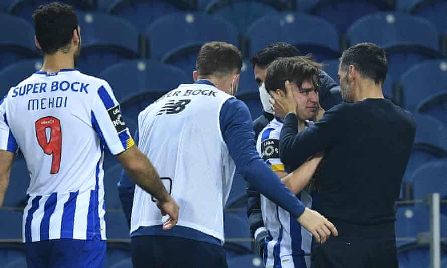 Sérgio Conceição with his son Francisco during Porto’s game against Boavista in February.