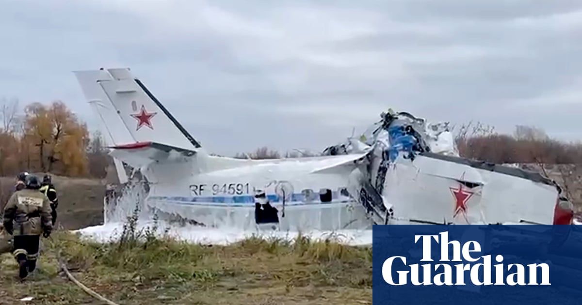 至少 16 die as plane full of skydivers crashes in central Russia