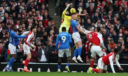 Arsenal goalkeeper David Raya struggles to deal with a Sunderland cross