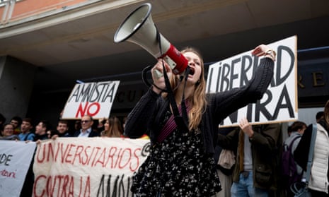 طلاب يحتجون خارج كلية الحقوق بجامعة كومبلوتنسي في مدريد ضد قانون العفو تحت شعار