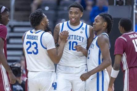 تحدث لاعب كينتكي براندون جاريسون (10) مع زملائه خلال فوز يوم الجمعة على سانتا كلارا.