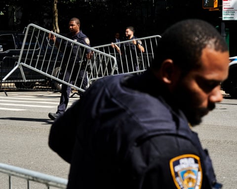 New York police officers deploy barricades on East End Avenue outside of Gracie Mansion, ahead of Donald Trump’s meeting with mayor Zohran Mamdani on 21 September.