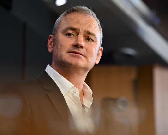 Simon Holmes à Court pays $15,000 to put climate scientist on ‘mystery flight’ with Sussan Ley