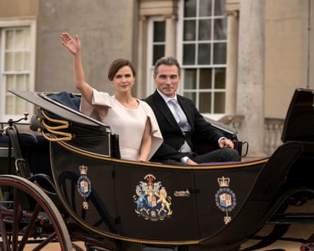 Keri Russell as Kate Wyler and Rufus Sewell as Hal Wyler in The Diplomat.