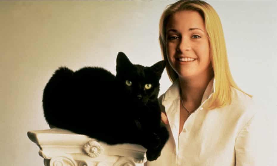 Melissa Joan Hart as Sabrina with her cat, Salem.