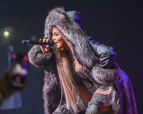 Lil' Kim si esibisce sul palco