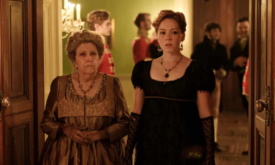 Da sinistra: Anne Reid come Lady Denham e Charlotte Spencer come Esther Denham in Sanditon.