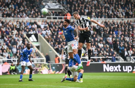 Sven Botman hits the post!