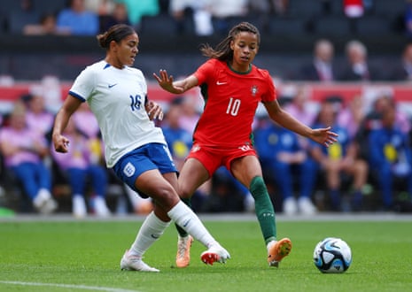 Carter in action with Silva.