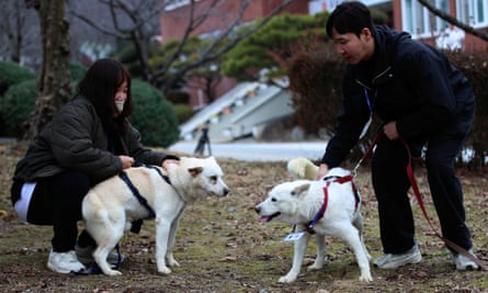 韓国・光州の公園でクミさん（左）とソンガンさん。