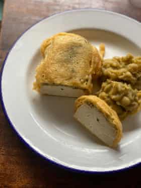 Caldero hace una especie de pasta con sabor a tartar con pepinillos picados, alcaparras y harina.