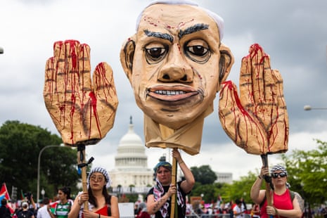 Demonstranten tegen de oorlog in Gaza en de Amerikaanse wapenverkoop aan Israël verzamelen zich voor het Amerikaanse Capitool.